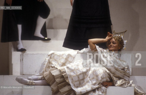 Pesaro, August 18, 1984. Rossini Opera Festiva. Soprano Cecilia Gasdia as Corinna in Il viaggio a Reims (The Jorney to Reims) by Gioacchino Rossini. This is the first performance of that opera, staged by Luca Ronconi and conducted by Claudio Abbado, after the reconstruction of its manuscript, assumed lost, in the 1970s / Pesaro, 18 agosto 1984. Rossini Opera Festival. Il soprano Cecilia Gasdia nel ruolo di Corinna in Il viaggio a Reims di Gioacchino Rossini. E la prima rappresentazione dellopera, con la regia di Luca Ronconi e la direzione dorchestra di Claudio Abbado, dopo il ritrovamento e la ricomposizione negli anni 70 del suo manoscritto che si credeva perduto - ©Marcello Mencarini/Rosebud2