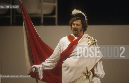 Milan, La Scala Theater, 1985. Tenor Chris Merritt as Count Libenskof in Il viaggio a Reims (The Jorney to Reims) by Gioacchino Rossini, staged by Luca Ronconi and directed by Claudio Abbado / Milano, Teatro alla Scala, 1985. Il tenore Chris Merritt nel ruolo del Conte Libenskof ne Il viaggio a Reims di Gioacchino Rossini, con la regia di Luca Ronconi e la direzione dorchestra di Claudio Abbado - ©Marcello Mencarini/Rosebud2