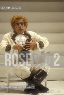 Ferrara City Theater, 1992. Basso buffo Enzo Dara as Baron Trombonok in Il viaggio a Reims staged by Luca Ronconi and conducted by Claudio Abbado / Ferrara, Teatro Comunale, 1992. Il basso buffo Enzo Dara nel ruolo del Barone di Trombonok ne Il viaggio a Reims di Gioacchino Rossini con la regia di Luca Ronconi e la direzione dorchestra di Claudio Abbado, - ©Marcello Mencarini/Rosebud2