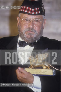 Venice Film Festival 1992. Italian actor Paolo Villaggio holding the Golden Lion for Lifetime Achievement / Mostra del Cinema di Venezia 1992. Lattore paolo Villaggio con il Leone doro alla carriera - ©Marcello Mencarini/Rosebud2