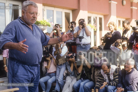 Venice Lido, Venice Film Festival 1992. Actor Paolo Villaggio shot by photographers / Venice Lido, Mostra del Cinema di Venezia 1992. Lattore Paolo Villaggio ripreso dai fotografi - ©Marcello Mencarini/Rosebud2