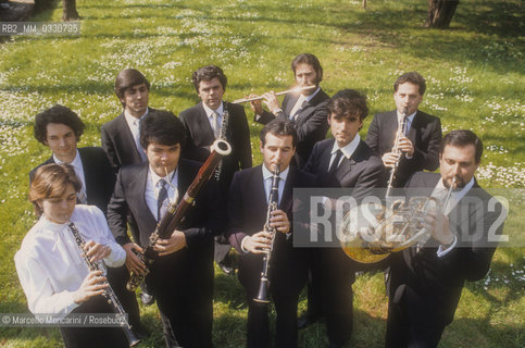 Italian composer, conductor, and music manager Alessio Vlad (fourth from left in the front row) with the Gruppo di Roma chamber orchestra (about 1985) / Il compositore, direttore dorchestra e organizzatore musicale Alessio Vlad (quarto da sinistra nella prima fila) con Il Gruppo di Roma (1985 circa) - ©Marcello Mencarini/Rosebud2