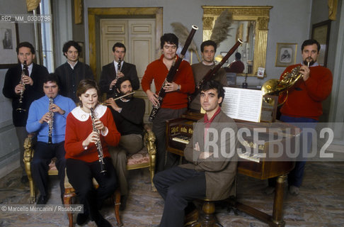 Italian composer, conductor, and music manager Alessio Vlad (at the harpsicord) with the Gruppo di Roma chamber orchestra (about 1985) / Il compositore, direttore dorchestra e organizzatore musicale Alessio Vlad (al clavicembalo) con Il Gruppo di Roma (1985 circa) - ©Marcello Mencarini/Rosebud2