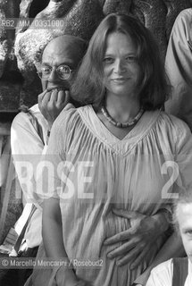 Rome; portico of the Church of Santa Maria in Cosmedin; 1980. U.S. writers Allen Ginsberg and Anne Waldman, in town to attend the Second Festival of Poets / Roma; portico della basilica di Santa Maria in Cosmedin; 1980. Gli scrittori Allen Ginsberg e Anne Waldman, in città per partecipare al secondo Festival dei poeti - ©Marcello Mencarini/Rosebud2