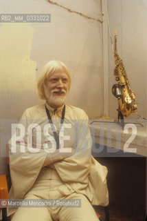 Rome, about 1980. American rock musician multi-instrumentalist Edgar Winter in his dressing room / Roma, 1980 circa. Il miusicista polistrumentista Edgar Winter nel suo camerino - ©Marcello Mencarini/Rosebud2