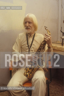 Rome, about 1980. American rock musician multi-instrumentalist Edgar Winter in his dressing room / Roma, 1980 circa. Il miusicista polistrumentista Edgar Winter nel suo camerino - ©Marcello Mencarini/Rosebud2