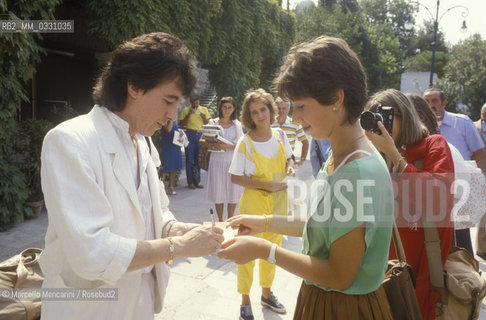 Rolling Stones bassist Bill Wyman signing some autographs (about 1980) / Il bassista dei Rolling Stones Bill Wyman mentre firma autografi (1980 circa) - ©Marcello Mencarini/Rosebud2