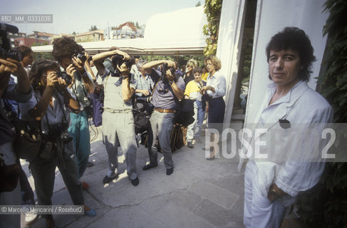 Photographers take pictures of Rolling Stones bassist Bill Wyman (about 1980) / Fotografi intorno al bassista dei Rolling Stones Bill Wyman (1980 circa) - ©Marcello Mencarini/Rosebud2