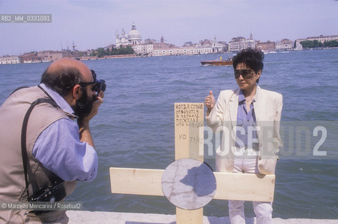 Venice Art Biennale 1990. Japanese-American artist Yoko Ono shot by a photographer / Biennale Arte di Venezia 1990. Lartista Yoko Ono ritratta da un fotografo - ©Marcello Mencarini/Rosebud2