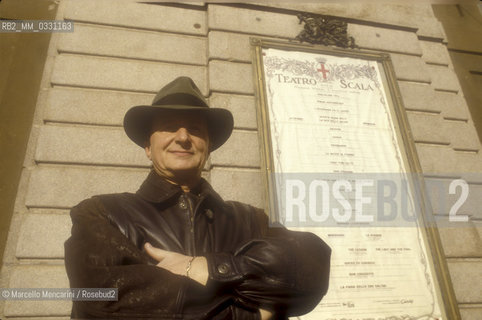 Italian baritone Giorgio Zancanaro in front of La Scala Theater in Milan (1988) / Il baritono Giorgio Zancanaro di fronte al Teatro alla Scala di Milano (1988) - ©Marcello Mencarini/Rosebud2