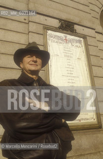 Italian baritone Giorgio Zancanaro in front of La Scala Theater in Milan (1988) / Il baritono Giorgio Zancanaro di fronte al Teatro alla Scala di Milano (1988) - ©Marcello Mencarini/Rosebud2