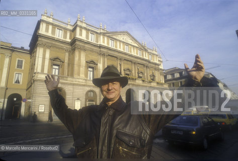 Italian baritone Giorgio Zancanaro in front of La Scala Theater in Milan (1988) / Il baritono Giorgio Zancanaro di fronte al Teatro alla Scala di Milano (1988) - ©Marcello Mencarini/Rosebud2