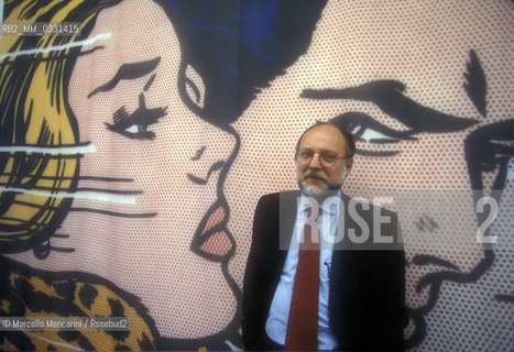 Turin, 1995. Italian jpurnalist Vittorio Zucconi in front of a Roy Lichtensteins work / Torino, 1995. Il giornalista Vittorio Zucconi davanti a unopera di Roy Lichtenstein - ©Marcello Mencarini/Rosebud2