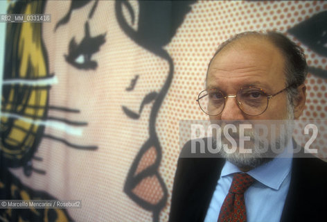 Turin, 1995. Italian jpurnalist Vittorio Zucconi in front of a Roy Lichtensteins work / Torino, 1995. Il giornalista Vittorio Zucconi davanti a unopera di Roy Lichtenstein - ©Marcello Mencarini/Rosebud2