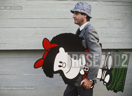 Lucca, 1984. Argentinian cartoonist Quino carrying an outline oh his character Mafalda / Lucca, 1984. Il disegnatore di fumetti Quino con una sagoma del suo personaggio Mafalda sotto braccio - ©Marcello Mencarini/Rosebud2