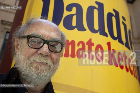 American artist Paul McCarthy in front of his work Daddies Tomato Ketchup Inflatable at the exhibition Pig Island, the first major solo show in an Italian institution dedicated to himself. Fondazione Nicola Trussardi, Milan, Palazzo Citterio, Via Brera 14, May-July, 2010 / Lartista americano Paul McCarthy davanti alla sua opera in front of Daddies Tomato Ketchup Inflatable, esposta alla mostra Pig Island, la prima personale a lui dedicata da unistituzione italiana.  Fondazione Nicola Trussardi. Milano, palazzo Citterio, Via Brera 14, maggio-giugno 2010 - ©Marcello Mencarini/Rosebud2