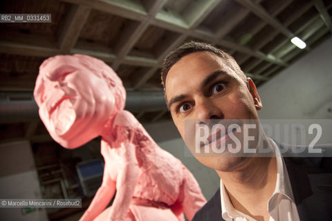 Massimiliano Gioni (curator at the New Museum in New York and director of the Nicola Trussardi Foundation) in front of Static (Pink) by Paul McCarthy at Pig Island , the first major solo show in an Italian institution by the American artist Paul McCarthy. Fondazione Nicola Trussardi, Palazzo Citterio, Via Brera 14, Milan. May-July, 2010 / Massimiliano Gioni (curatore presso il New Museum di new York a direttore della Fondazione Nicola Trussardi) davanti allopera Static (Pink) di Paul McCarthy, esposta a Pig Island, la prima personale dedicata allartista americano da una istituzione italiana.  Fondazione Nicola Trussardi, Palazzo Citterio, Via Brera 14, Milano. maggio-luglio 2010 - ©Marcello Mencarini/Rosebud2