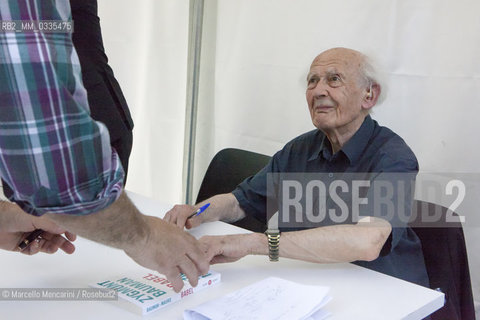 Turin, 2015. Polish sociologist Zygmunt Bauman signs his books at Turin Book Fair / Torino, 2015. Il sociologo Zygmunt Bauman firma i suoi libri al Salone del Libro - ©Marcello Mencarini/Rosebud2