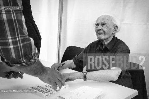 Turin, 2015. Polish sociologist Zygmunt Bauman signs his books at Turin Book Fair / Torino, 2015. Il sociologo Zygmunt Bauman firma i suoi libri al Salone del Libro - ©Marcello Mencarini/Rosebud2