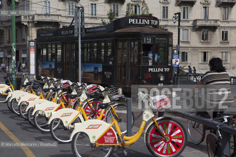 Milan, May 2015. A bike sharing parking station and an old tram in the Navigli district / Milano, maggio 2015. Parcheggio per il bike sharing e vecchio tram nel quartiere dei Navigli - ©Marcello Mencarini/Rosebud2