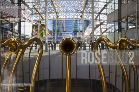 Milan, Piazza Gae Aulenti in the Porta Nuova district. Sound sculpture by Alberto Garutti made with 23 meters of pipes in chromium-plated brass, for those who, going, think the voices and sounds of the city / Milano, piazza Gae Aulenti, quartiere Porta Nuova. Scultura sonora di Alberto Garutti realizzata con 23 metri di tubi in ottone cromato e dedicata a chi, passando, penserà alle voci e ai suoni della città - ©Marcello Mencarini/Rosebud2