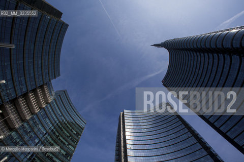 Milan, Piazza Gae Aulenti, Porta Nuova district. The three Pelli Towers designed by architect César Pelli. From the right: The A Tower (Unicredit Tower), the B Tower and the C Tower / Milano, piazza Gae Aulenti, zona Porta Nuova. Le tre Torri Pelli, progettate dallarchitetto César Pelli. Da destra: la Torre A (Torre Unicredit), la Torre B e la Torre C - ©Marcello Mencarini/Rosebud2