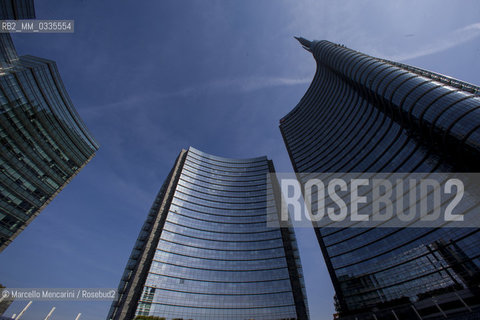 Milan, Piazza Gae Aulenti, Porta Nuova district. The three Pelli Towers designed by architect César Pelli. From the right: The A Tower (Unicredit Tower), the B Tower and the C Tower / Milano, piazza Gae Aulenti, zona Porta Nuova. Le tre Torri Pelli, progettate dallarchitetto César Pelli. Da destra: la Torre A (Torre Unicredit), la Torre B e la Torre C - ©Marcello Mencarini/Rosebud2