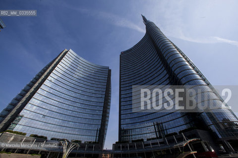 Milan, Piazza Gae Aulenti. The three Pelli Towers designed by architect César Pellii. From the right: the A Tower (Unicredit Tower) and the B Tower / Milano, piazza Gae Aulenti. Le tre Torri Pelli, progettate dallarchitetto César Pelli. Da destra: la Torre A (Torre Unicredit) e la Torre B - ©Marcello Mencarini/Rosebud2