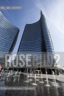 Milan, Piazza Gae Aulenti, Porta Nuova district. The three Pelli Towers designed by architect César Pellii. From the right: the A Tower (Unicredit Tower) and the B Tower / Milano, piazza Gae Aulenti, zona Porta Nuova. Le tre Torri Pelli, progettate dallarchitetto césar Pelli. Da destra: la Torre A (Torre Unicredit) e la Torre B - ©Marcello Mencarini/Rosebud2