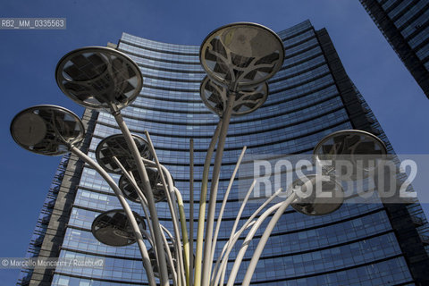 Milan, Piazza Gae Aulenti, Porta Nuova district. The sculpure Solar Tree designed by Ross Lovegrove for Artemide in front of the B Tower / Milano, piazza Gae Aulenti, zona Porta Nuova. La scultura  Solar Tree progettata da Ross Lovegrove per Artemide di fronte alla Torre B - ©Marcello Mencarini/Rosebud2