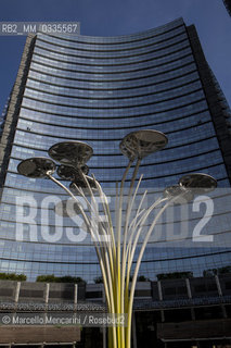 Milan, Piazza Gae Aulent, Porta Nuova district. The sculpure Solar Tree designed by Ross Lovegrove for Artemide in front of the B Tower / Milano, piazza Gae Aulenti, zona Porta Nuova. La scultura  Solar Tree progettata da Ross Lovegrove per Artemide di fronte alla Torre B - ©Marcello Mencarini/Rosebud2