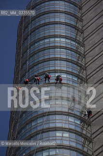 Milan, Piazza Gae Aulenti, Porta Nuova district. Window cleaners working on the A Tower (Unicredit Tower)  / Milano, piazza Gae Aulenti, zona Porta Nuova. Lavavetri al lavoro sulla Torre A (Torre Unicredit) - ©Marcello Mencarini/Rosebud2