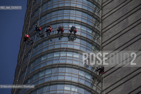 Milan, Piazza Gae Aulenti, Porta Nuova district. Window cleaners working on the A Tower (Unicredit Tower)  / Milano, piazza Gae Aulenti, zona Porta Nuova. Lavavetri al lavoro sulla Torre A (Torre Unicredit) - ©Marcello Mencarini/Rosebud2