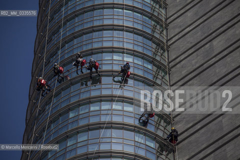 Milan, Piazza Gae Aulenti, Porta Nuova district. Window cleaners working on the A Tower (Unicredit Tower)  / Milano, piazza Gae Aulenti, zona Porta Nuova. Lavavetri al lavoro sulla Torre A (Torre Unicredit) - ©Marcello Mencarini/Rosebud2