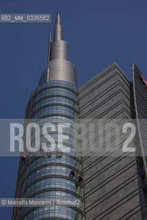 Milan, Piazza Gae Aulenti, Porta Nuova district. Window cleaners working on the A Tower (Unicredit Tower)  / Milano, piazza Gae Aulenti, zona Porta Nuova. Lavavetri al lavoro sulla Torre A (Torre Unicredit) - ©Marcello Mencarini/Rosebud2