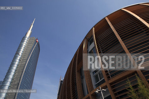 Milan, Piazza Gae Aulenti, Porta Nuova district. The A Tower (Unicredit Tower) designed by César Pelli and the Unicredit Pavilion designed by Michele De Lucchi / Milano, piazza Gae Aulent, zona Porta Nuova. La Torre A (Torre Unicredit) progettata da César Pelli e lUnicredit Pavilion progettato da Michele De Lucchi - ©Marcello Mencarini/Rosebud2