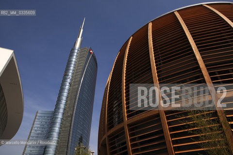 Milan, Piazza Gae Aulenti, Porta Nuova district. The A Tower (Unicredit Tower) designed by César Pelli and the Unicredit Pavilion designed by Michele De Lucchi / Milano, piazza Gae Aulent, zona Porta Nuovai. La Torre A (Torre Unicredit) progettata da César Pelli e lUnicredit Pavilion progettato da Michele De Lucchi - ©Marcello Mencarini/Rosebud2