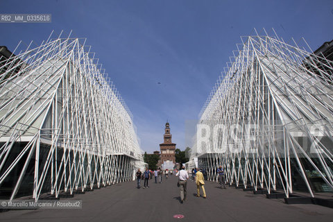 Milan Expo 2015. Expo Gate (Expo info and ticket point) in front of Castello Sforzesco  / Expo Milano 2015. Expo Gate (centro informazioni e biglietteria dellExpo) davanti al Castello Sforzesco - ©Marcello Mencarini/Rosebud2