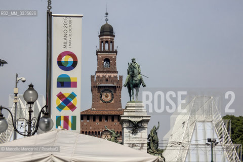 Milan Expo 2015. Expo Gate (Expo info and ticket point) in front of Castello Sforzesco and equestrian monument to Giuseppe Garibaldi  / Milano, 2015. Expo Gate (centro informazioni e biglietteria dellExpo) davanti al Castello Sforzesco e monumento a Giuseppe Garibaldi - ©Marcello Mencarini/Rosebud2