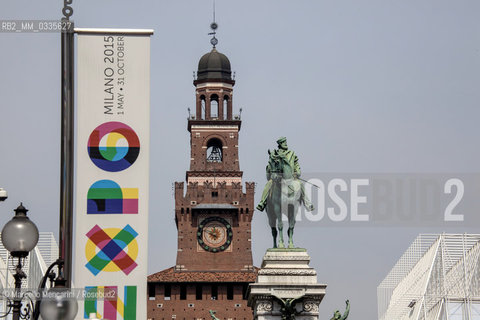 Milan Expo 2015. Expo Gate (Expo info and ticket point) in front of Castello Sforzesco and equestrian monument to Giuseppe Garibaldi  / Milano, 2015. Expo Gate (centro informazioni e biglietteria dellExpo) davanti al Castello Sforzesco e monumento a Giuseppe Garibaldi - ©Marcello Mencarini/Rosebud2