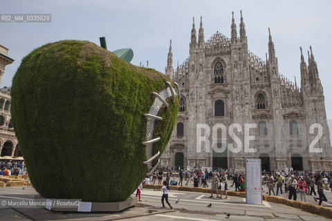 Milan, 2015. Third Paradise - The Reintegrated Apple, a work by artist Michelangelo Pistoletto in Piazza Duomo / Milano, 2015. “Terzo Paradiso - La mela reintegrata”, opera di Michelangelo Pistoletto in piazza Duomo - ©Marcello Mencarini/Rosebud2