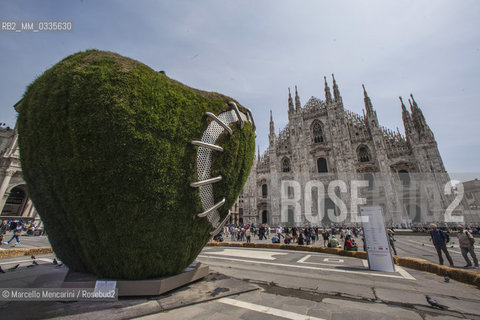 Milan, 2015. Third Paradise - The Reintegrated Apple, a work by artist Michelangelo Pistoletto in Piazza Duomo / Milano, 2015. “Terzo Paradiso - La mela reintegrata”, opera di Michelangelo Pistoletto in piazza Duomo - ©Marcello Mencarini/Rosebud2