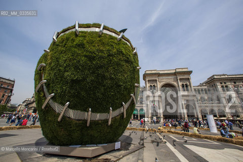 Milan, 2015. Third Paradise - The Reintegrated Apple, a work by artist Michelangelo Pistoletto in Piazza Duomo / Milano, 2015. “Terzo Paradiso - La mela reintegrata”, opera di Michelangelo Pistoletto in piazza Duomo - ©Marcello Mencarini/Rosebud2