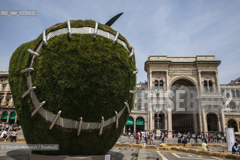 Milan, 2015. Third Paradise - The Reintegrated Apple, a work by artist Michelangelo Pistoletto in Piazza Duomo / Milano, 2015. “Terzo Paradiso - La mela reintegrata”, opera di Michelangelo Pistoletto in piazza Duomo - ©Marcello Mencarini/Rosebud2