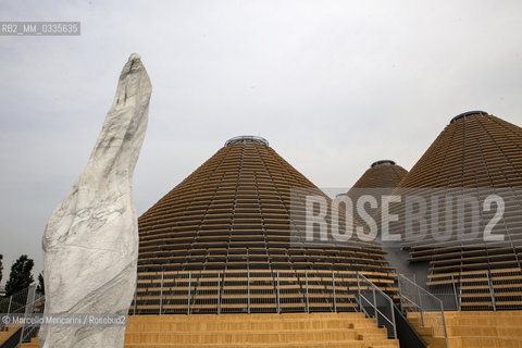 Milan Expo 2015. Sculpture of an orange seed larger 500 million times, a work by Emilio Isgrò in front of the Media Center / Expo Milano 2015. Scultura di un seme darancio ingrandito 500 milioni di volte, opera di Emilio Isgrò, davanti al Media Center- ©Marcello Mencarini/Rosebud2