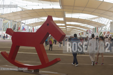 Milan Expo 2015. Sculpture Italo by Giuliano Tomaino along the Decumanus road / Expo Milano 2015. La scultura Italo di Giuliano Tomaino lungo il Decumano - ©Marcello Mencarini/Rosebud2