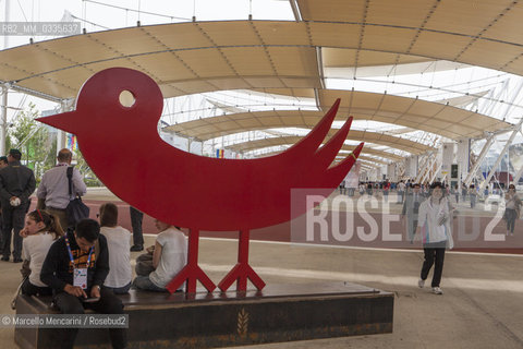 Milan Expo 2015. Sculpture Cimbello by Giuliano Tomaino along the Decumanus road / Expo Milano 2015. La scultura Cimbello di Giuliano Tomaino lungo il Decumano - ©Marcello Mencarini/Rosebud2