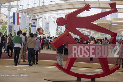 Milan Expo 2015. Sculpture Leggera by Giuliano Tomaino along the Decumanus road / Expo Milano 2015. La scultura Leggera di Giuliano Tomaino lungo il Decumano - ©Marcello Mencarini/Rosebud2