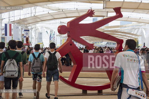 Milan Expo 2015. Sculpture Leggera by Giuliano Tomaino along the Decumanus road / Expo Milano 2015. La scultura Leggera di Giuliano Tomaino lungo il Decumano - ©Marcello Mencarini/Rosebud2