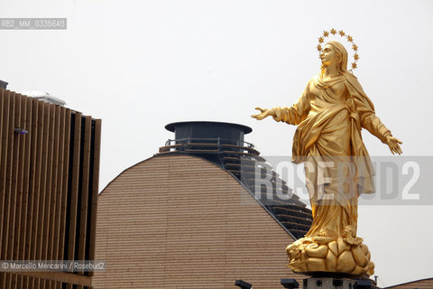 Milan Expo 2015. Milano Cathedral area: reproduction of theMadonnina, the Virgin Mary statue that is on the Milan Cathedral / Expo Milano 2015. Area Milan Cathedral: Riproduzione della Madonnina del Duomo - ©Marcello Mencarini/Rosebud2